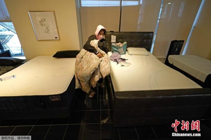 當(dāng)?shù)貢r間2月17日，美國得州的一家畫廊兼家具店內(nèi)，大批民眾來此避寒取暖，其中不乏一些人帶著被子來過夜。美國近日遭遇極寒天氣侵襲，多地氣溫創(chuàng)近年新低，其中得州災(zāi)情最嚴(yán)重，暴風(fēng)雪導(dǎo)致電網(wǎng)在酷寒中癱瘓，約400萬居民家中長時間停電。美國國家氣象局表示，得州休斯敦等地的氣溫甚至比靠近北極圈的阿拉斯加還要低。