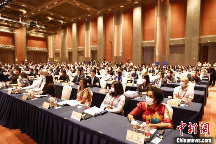 500余名專家學(xué)者、嘉賓代表以線上線下方式參加開幕式。　盛佳鵬 攝
