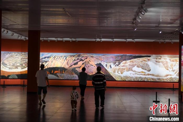 162米巨幅油畫(huà)長(zhǎng)卷《黃河》吸引市民駐足觀看。　楊華峰 攝