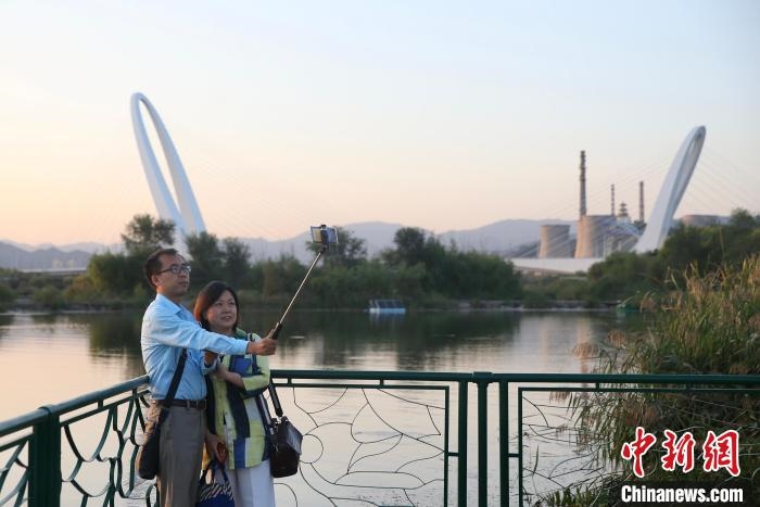 10月1日，北京冬奧公園內(nèi)的游客?！?lt;a target='_blank' href='http://www.chinanews.com/'>中新社</a> 易海菲 攝