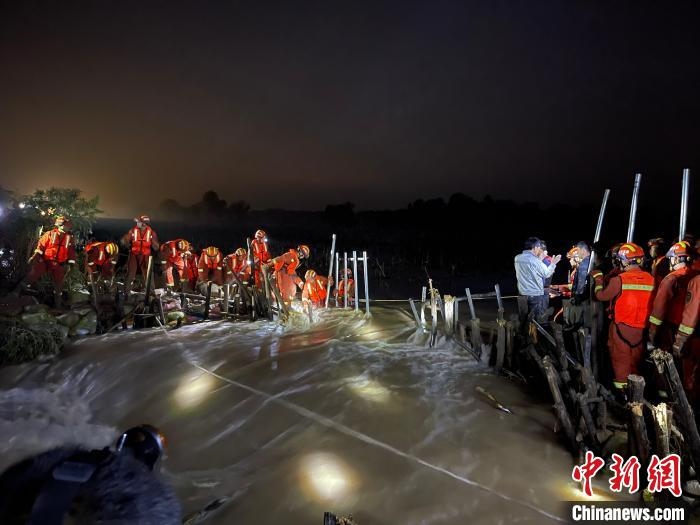 消防員分成左右兩路，同時發(fā)起決口封堵總攻?！￠Z旭輝 攝