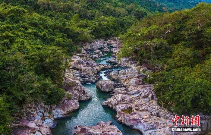 航拍海南呀諾達(dá)熱帶雨林景區(qū)，鳥瞰秀美山水、廣袤雨林。<a target='_blank' href='http://www.chinanews.com/'>中新社</a>記者 駱云飛 攝