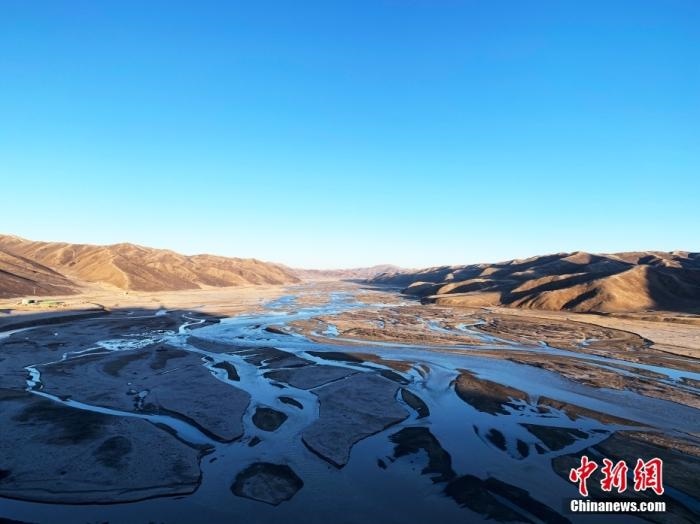果洛州達(dá)日縣境內(nèi)的黃河。青海省果洛州地處三江源腹地，黃河在果洛境內(nèi)蜿蜒760公里，是“中華水塔”的重要組成部分和國(guó)家重要的生態(tài)安全屏障。<a target='_blank' href='http://www.chinanews.com/'>中新社</a>記者 孫睿 攝