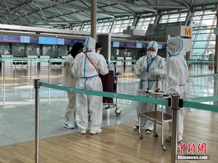 資料圖：韓國仁川國際機(jī)場工作人員嚴(yán)格執(zhí)行防疫措施。<a target='_blank' href='http://www.chinanews.com/'>中新社</a>記者 劉旭 攝　