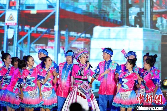 專場(chǎng)晚會(huì)上的民族歌舞表演。　喬長(zhǎng)嬌 攝