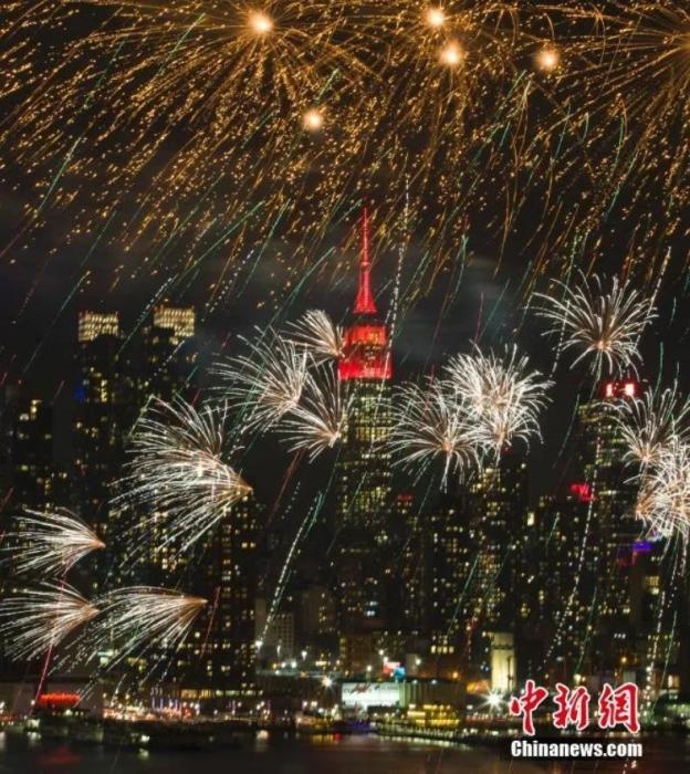 　　2018年，中國駐紐約總領(lǐng)事館前的哈德遜河上空燃放起焰火，慶祝中國狗年春節(jié)。