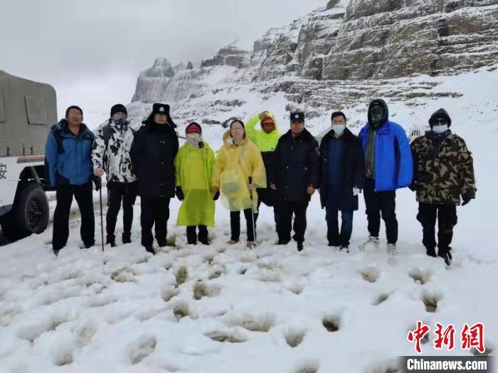 塔爾欽邊境派出所民警與被救游客合影。　阿里邊境管理支隊(duì)供圖