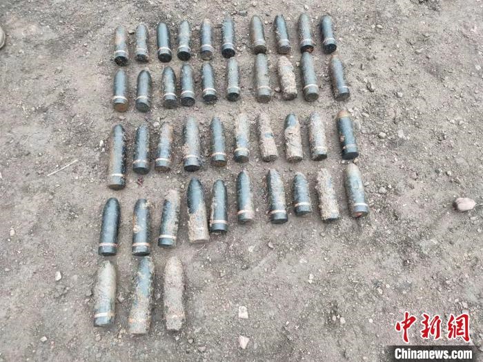 圖為發(fā)現(xiàn)的遺留炮彈?！√厝崭駱?攝
