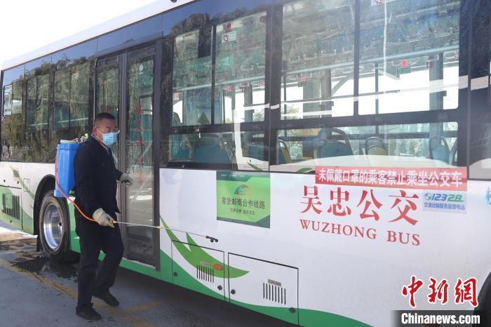 工作人員正在對公交車進行消殺?！∮诰?攝