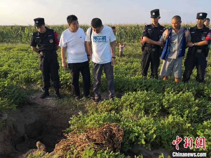 資料圖：犯罪嫌疑人辨認(rèn)作案現(xiàn)場?！〖蜗榭h公安局供圖