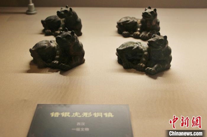 一級文物錯銀虎形銅鎮(zhèn)?！≮w曉 攝
