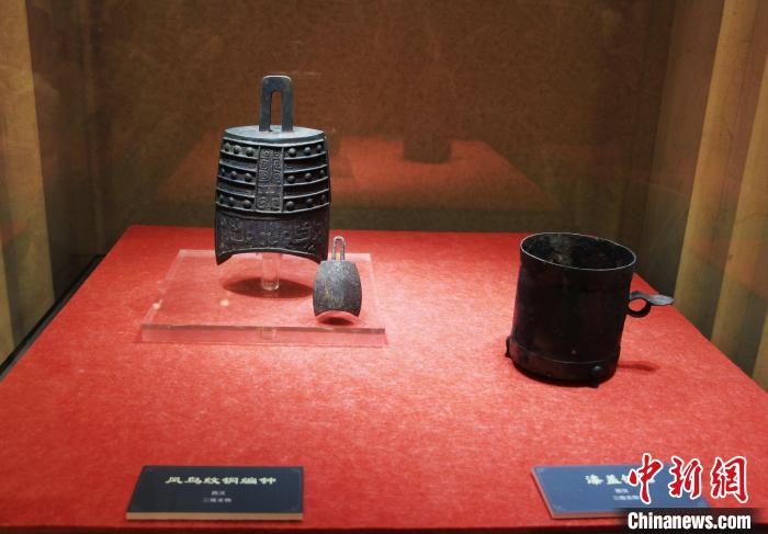 二級文物西漢鳳鳥紋銅編鐘、漆蓋銅卮?！≮w曉 攝