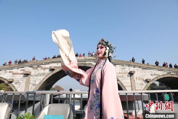 2019京杭對話的大運河京杭雅集活動中，浙江昆劇團國家一級演員楊崑在中國大運河(杭州段)上進行表演?！⌒燔?攝 攝