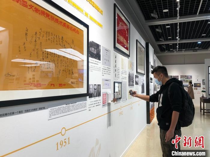 圖為市民參觀特展“我們：和博物館一起走過(guò)的日子”?！＄婌?攝