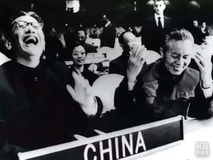 △1971年11月15日，以外交部副部長喬冠華(左一)為團長、黃華(右一)為副團長的中國代表團，首次出現在聯合國大會上。(資料圖)