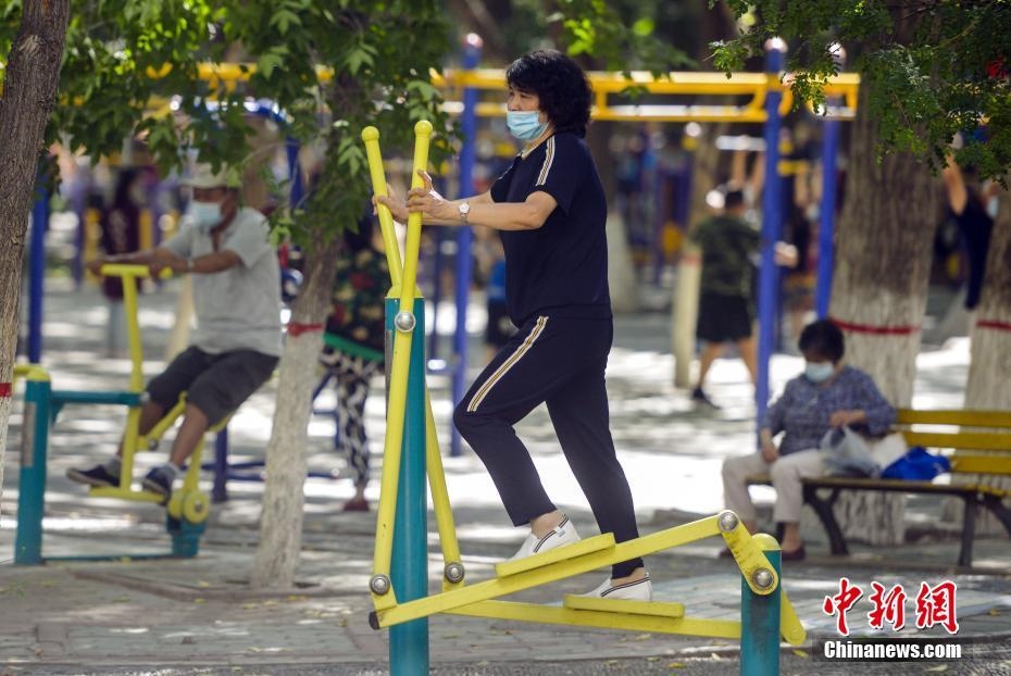 市民在體育公園利用公共健身器械鍛煉身體。 <a target='_blank' href='http://www.chinanews.com/'>中新社</a>記者 劉新 攝