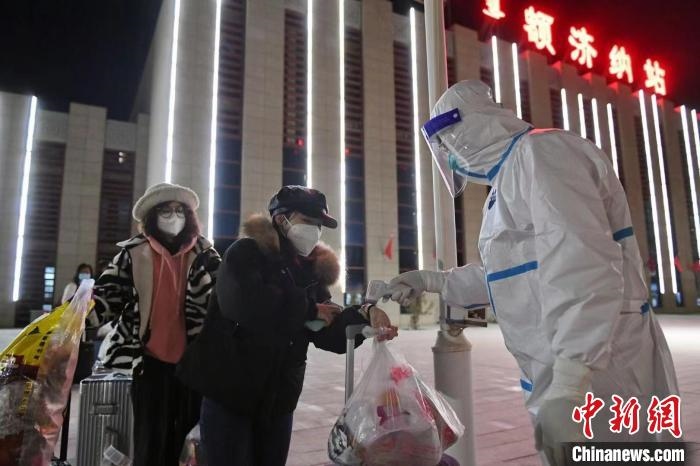 圖為滯留游客被有序轉(zhuǎn)運(yùn)至低風(fēng)險(xiǎn)地區(qū)?！⊥趵?攝