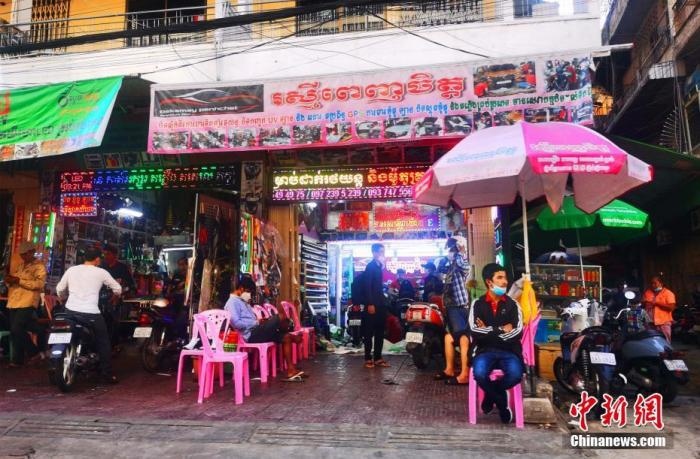 圖為金邊市中心的烏亞西市場(chǎng)，不少店鋪恢復(fù)營(yíng)業(yè)。 <a target='_blank' href='http://www.chinanews.com/'>中新社</a>記者 歐陽開宇 攝