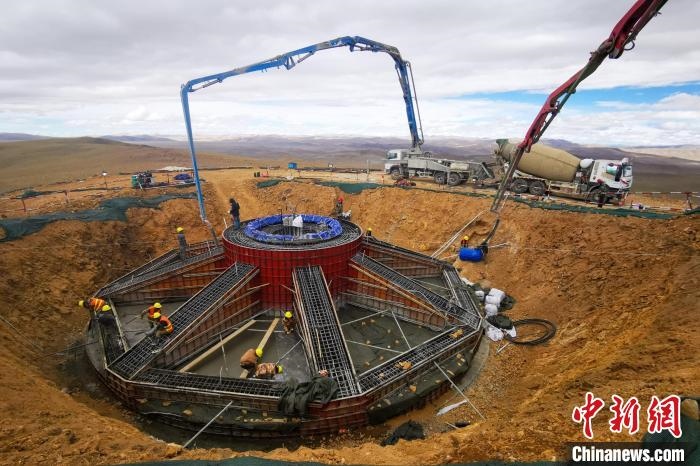 資料圖為該風電場建設(shè)現(xiàn)場?！≈袊娊瘓F成都勘測設(shè)計研究院有限公司 供圖
