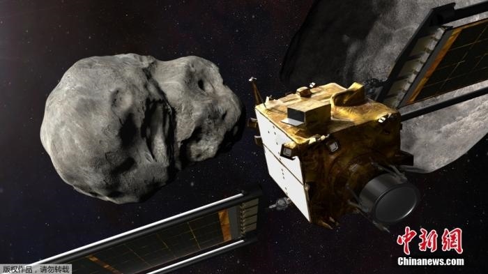 當(dāng)?shù)貢r間11月4日，法新社公布了兩張來自美國宇航局的太空效果圖，畫面顯示一艘宇宙飛船從小行星后面進行撞擊。據(jù)悉，美國宇航局計劃讓一艘以每小時24000公里的速度飛行的宇宙飛船撞上一顆小行星以進行“行星防御”測試，雖然地球尚且沒有面臨如此緊迫的危險。