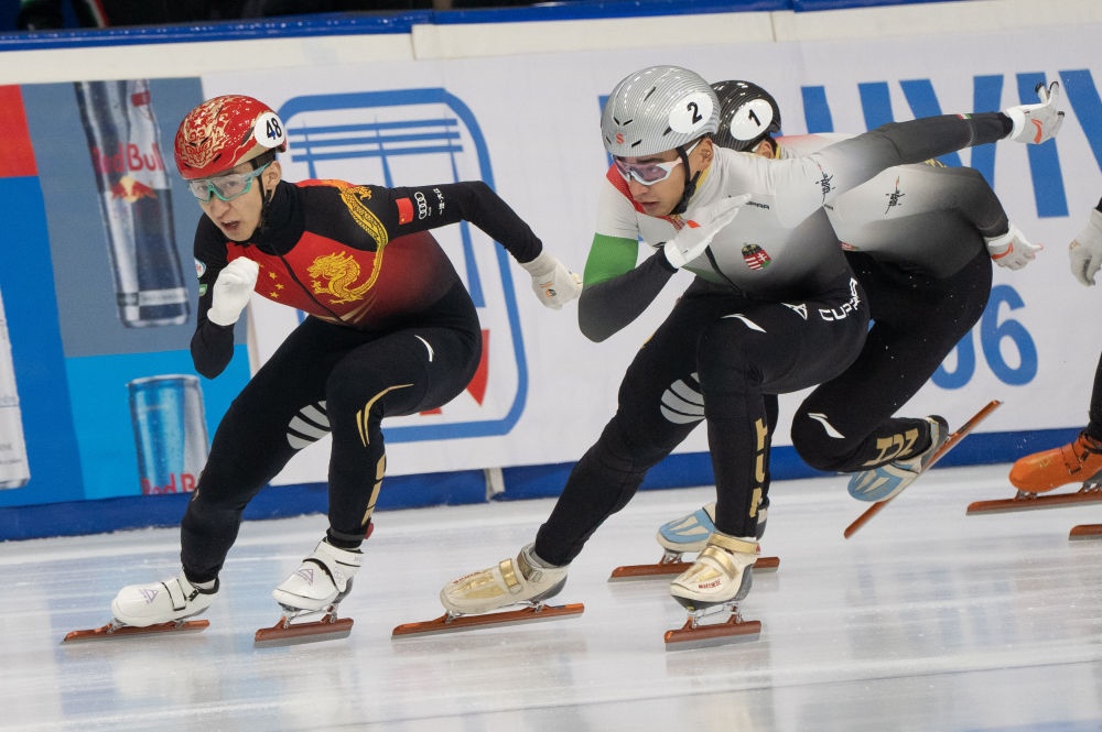 11月20日，中國選手武大靖(左)和匈牙利選手劉少林在比賽中。劉少林奪得冠軍，武大靖獲得第四名。新華社發(fā)(弗爾季·奧蒂洛 攝)