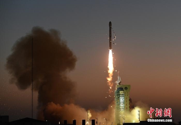 11月23日7時45分，中國在酒泉衛(wèi)星發(fā)射中心用長征四號丙運載火箭，成功將高分三號02星發(fā)射升空。<a target='_blank' href='/'>中新社</a>發(fā) 汪江波 攝 　