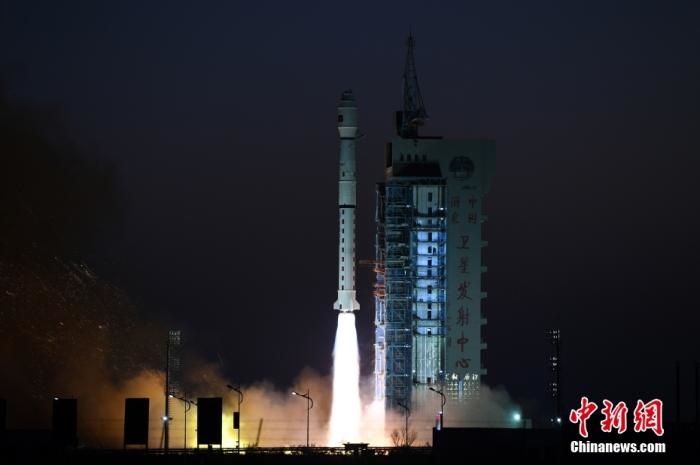 11月23日7時45分，中國在酒泉衛(wèi)星發(fā)射中心用長征四號丙運載火箭，成功將高分三號02星發(fā)射升空。 <a target='_blank' href='/'>中新社</a>發(fā) 汪江波 攝