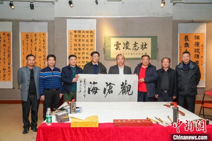圖為百名將軍書畫展活動現(xiàn)場。　宋秀杰 攝 攝