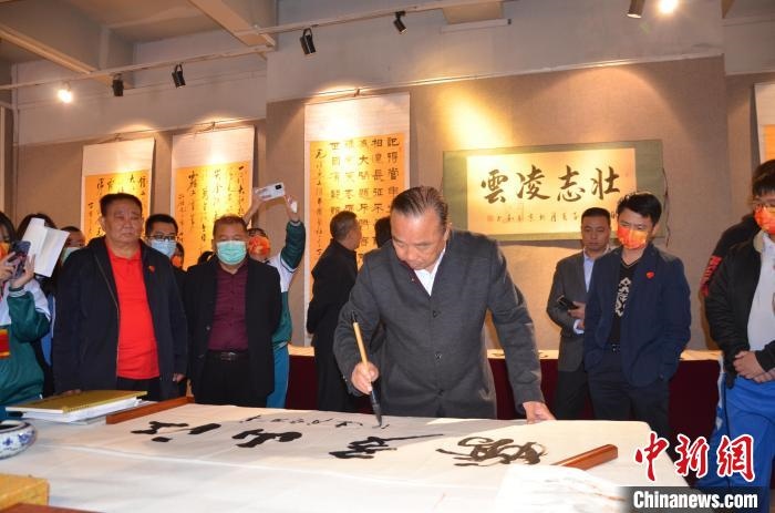 圖為“鐵軍老戰(zhàn)士”、著名書法家、解放軍報原副總編輯連俊義少將現(xiàn)場揮毫?！☆佇玛?攝 攝