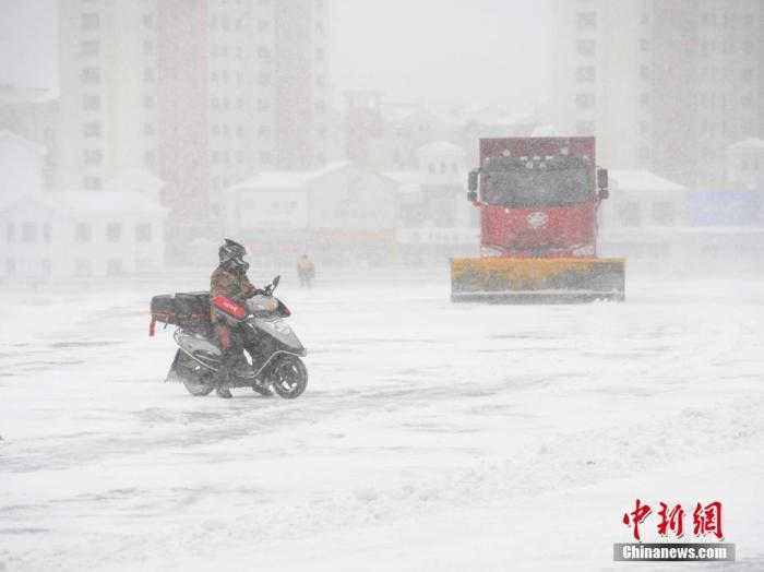 資料圖：市民冒雪出行。 <a target='_blank' href='/'>中新社</a>記者 張瑤 攝