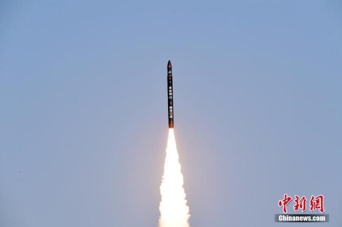 北京時(shí)間2021年12月7日12時(shí)12分，谷神星一號(hào)遙二運(yùn)載火箭在中國(guó)酒泉衛(wèi)星發(fā)射中心成功發(fā)射升空，將搭載的天津大學(xué)一號(hào)、麗澤一號(hào)、寶醞號(hào)、金紫荊五號(hào)、金紫荊一號(hào)03星等5顆小衛(wèi)星順利送入預(yù)定軌道，發(fā)射任務(wù)獲得圓滿成功。汪江波 攝
