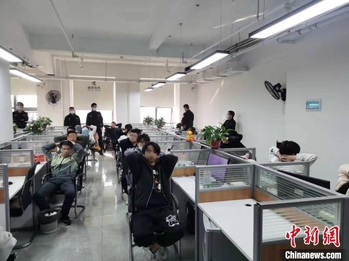 抓捕現(xiàn)場。　長沙市公安局供圖