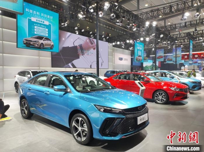 長沙國際車展上展出的汽車?！√菩∏?攝
