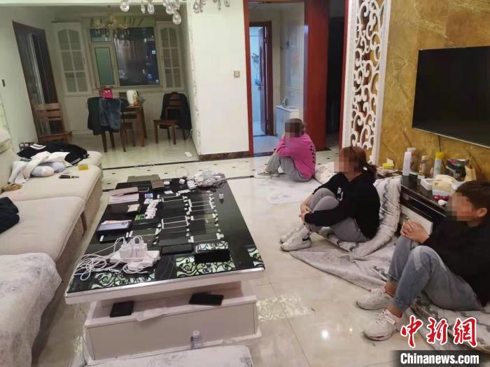 資料圖為果洛藏族自治州公安民警抓獲的犯罪嫌疑人?！‖斍呖h公安局供圖