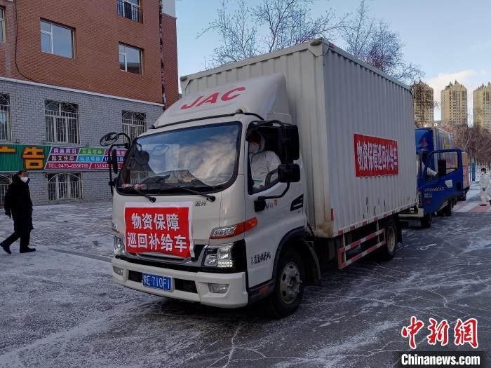 圖為滿洲里物資保障巡回補(bǔ)給車隊(duì)配貨現(xiàn)場(chǎng)?！∏靥饌?攝