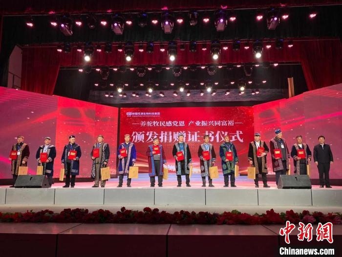 阿勒泰地區(qū)牧民靠企業(yè)的幫扶走上了致富道路。　郭靜琨 攝