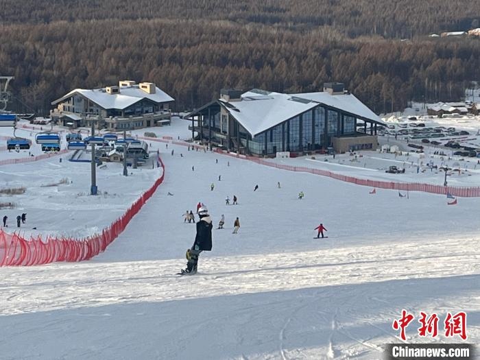 在吉林白山體驗(yàn)滑雪的游客眾多?！⊙潡?攝