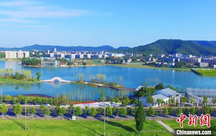 后湖藝術(shù)園?！√菩∏?攝