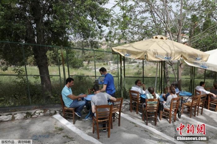 資料圖：希臘雅典，人們在一家露天咖啡享用飲品。
