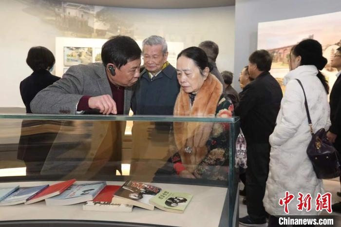 船政后裔在參觀新館?！￡悤造o 攝
