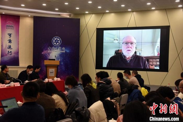 美國(guó)伊利諾伊大學(xué)教授理查德？克魯切爾通過(guò)視頻點(diǎn)評(píng)FAST測(cè)量星際磁場(chǎng)最新研究成果?！?lt;a target='_blank' href='/'>中新社</a>記者 孫自法 攝