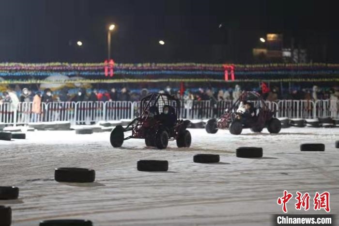 來吧，一起體驗(yàn)雪地越野車的刺激吧?！∮诤Ｑ?攝
