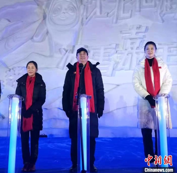 前女排國家隊(duì)隊(duì)長奧運(yùn)冠軍惠若琪(右一)，中國女子田徑競走奧運(yùn)冠軍王麗萍(左一)助陣當(dāng)晚活動(dòng)?！≮w桂華 攝