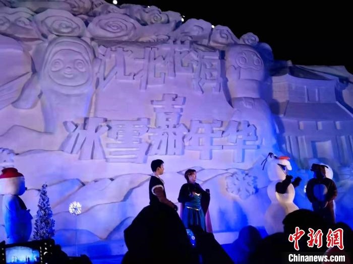 活動(dòng)現(xiàn)場表演的《冰雪奇緣》很受歡迎。　趙桂華 攝