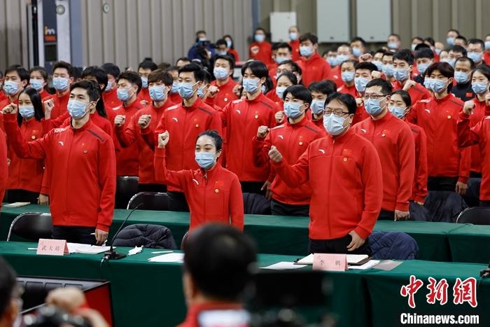 1月5日晚，全力沖刺北京冬奧學(xué)習(xí)座談會在北京舉行，座談會后，中國冰雪國家集訓(xùn)隊(duì)全體成員起立，齊聲高呼：“中國冰雪，加油！加油！加油！” <a target='_blank' href='/'>中新社</a>記者 富田 攝
