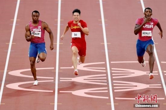 資料圖：北京時間8月1日晚，在東京奧運會男子百米決賽中，中國選手蘇炳添以9.98秒的成績獲得第六名，作為首位闖進奧運男子百米決賽的中國人，他再次創(chuàng)造了歷史。圖為蘇炳添在比賽中。<a target='_blank' href='/'>中新社</a>記者 富田 攝