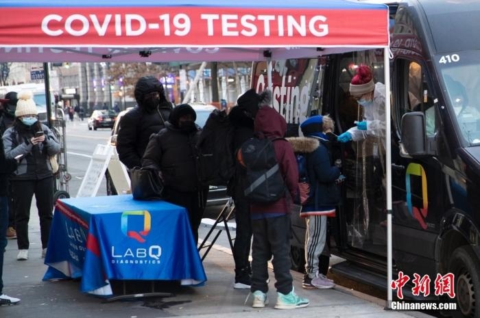 當(dāng)?shù)貢r間1月4日，美國紐約一處新冠病毒檢測站為居民做檢測。<a target='_blank' href='/'>中新社</a>記者 廖攀 攝