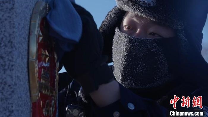 圖為恩和哈達邊境派出所的9名民警踏雪巡邊。　劉維明 攝
