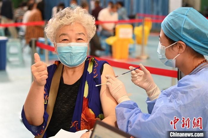 8月27日，內蒙古自治區(qū)呼和浩特市的一位老年人接種新冠病毒疫苗。當天，中國國家衛(wèi)生健康委員會發(fā)布消息，截至2021年8月26日，中國31個省(自治區(qū)、直轄市)和新疆生產建設兵團累計報告接種新冠病毒疫苗200391.4萬劑次。 <a target='_blank' href='/'>中新社</a>記者 劉文華 攝
