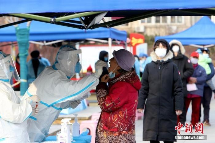 資料圖：1月9日，天津市南開大學(xué)西南村，社區(qū)組織市民進(jìn)行核酸檢測(cè)。 <a target='_blank' href='/'>中新社</a>記者 張道正 攝